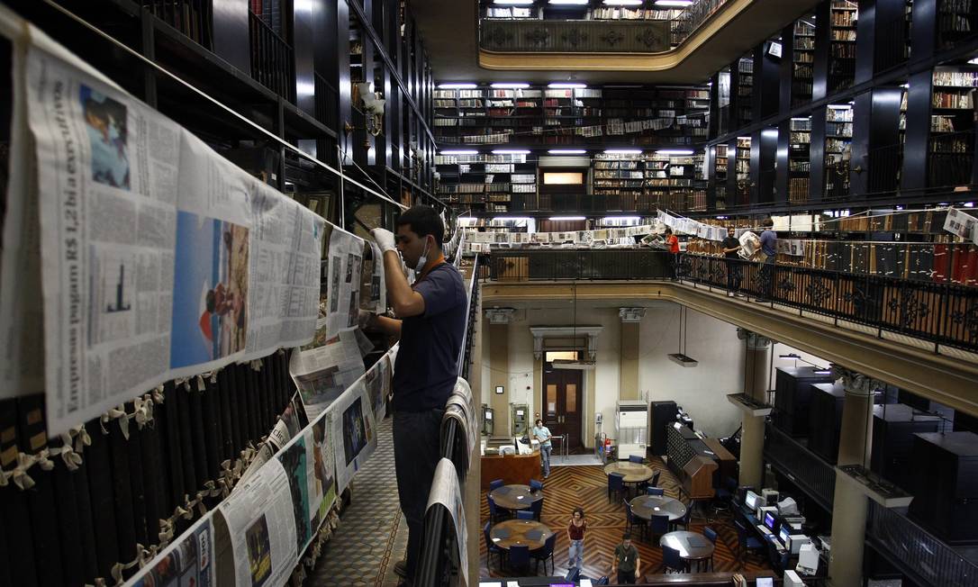 
Técnicos da Biblioteca Nacional precisaram colocar jornais do acervo para sacar em varais após último vazamento
Foto: Pablo Jacob (arquivo) / O Globo