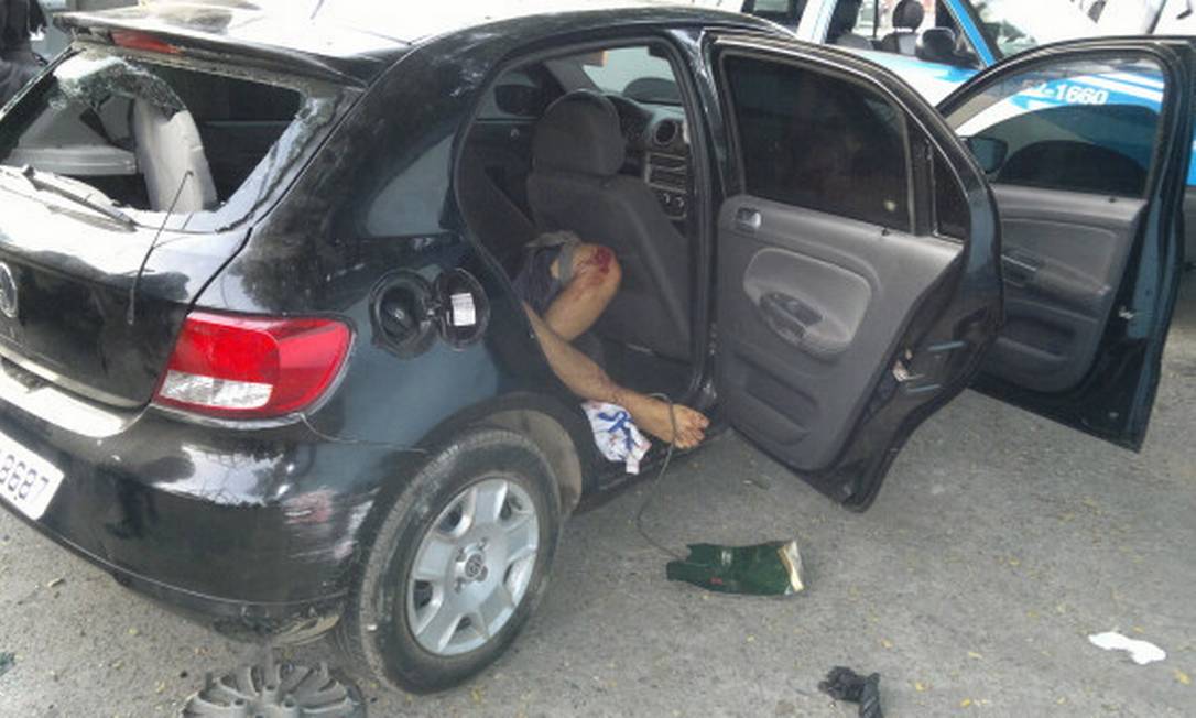
O corpo de Matemático ficou dentro do carro atingido pelos tiros, na Favela da Coreia
Foto: Reprodução/Bope