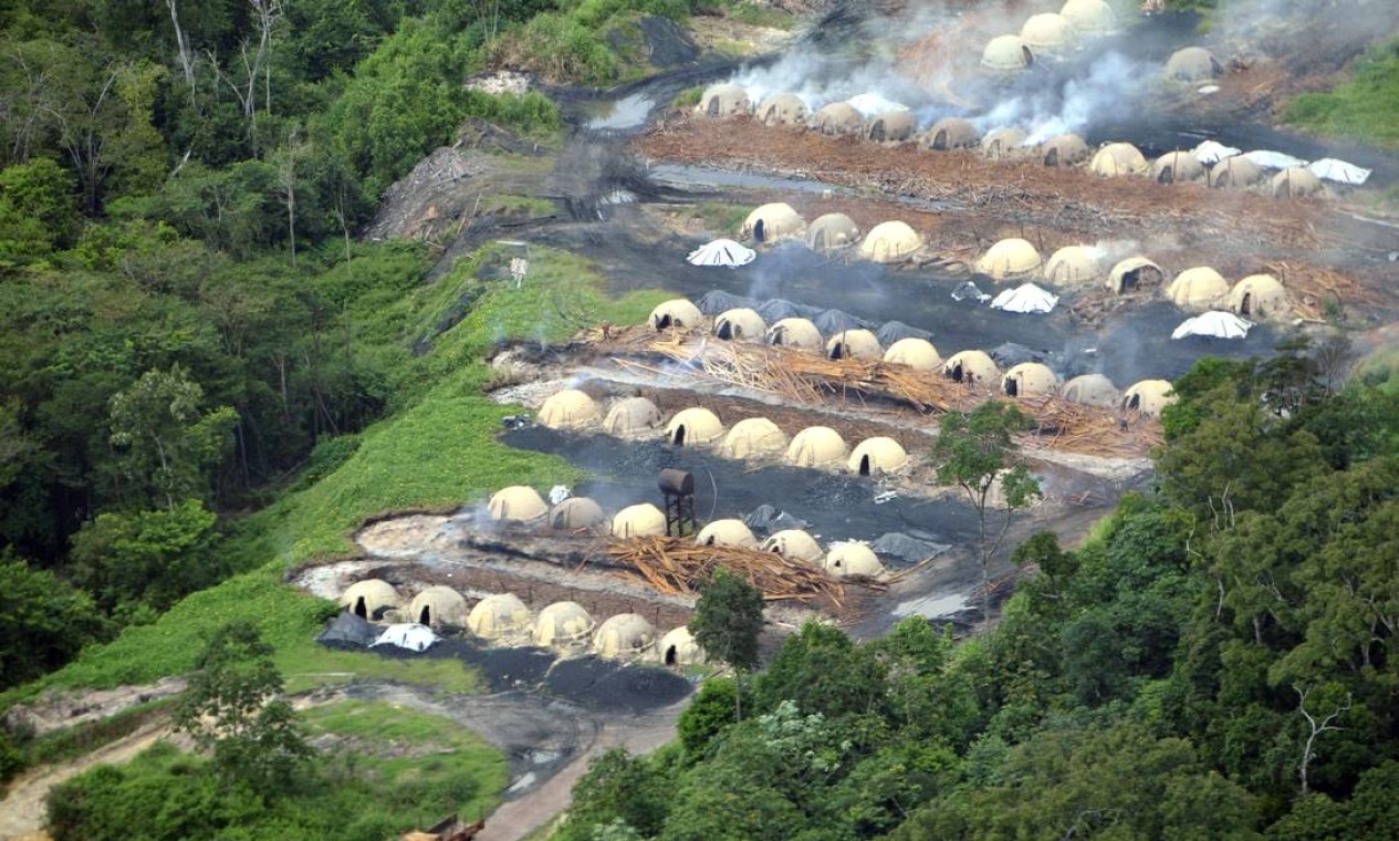Fornos queimam madeira para transformar em carvão e abastecer indústrias de ferro gusa no Maranhão. 80% da produção são exportados para os Estados Unidos Foto: Greenpeace / Ismar Ingber