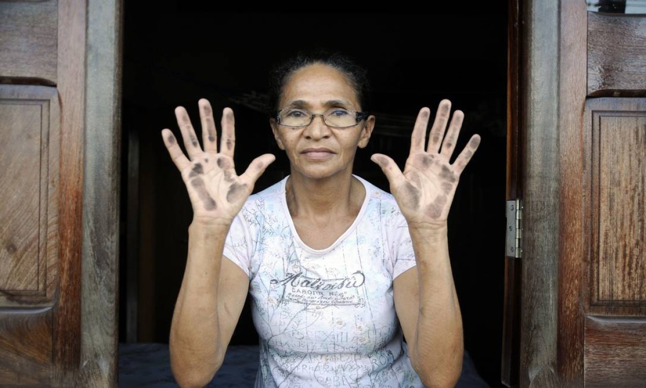 Angelita Alves Oliveira, 60 anos, moradora da comunidade de Piquiá de Baixo. As usinas de ferro gusa se instalaram à beira das casas de cerca de 300 famílias, que convivem com poluição do ar, da água e da terra no município de Açailândia (MA), há 20 anos. É a Cubatão da Amazônia Legal Foto: Greenpeace / Ismar Ingber