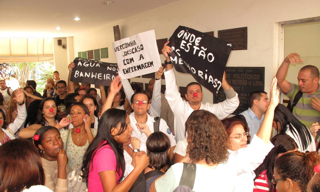 
Protesto de estudantes na Universidade Gama Filho contra a falta de estrutura da instituição
Foto: Domingos Peixoto / Agência O Globo