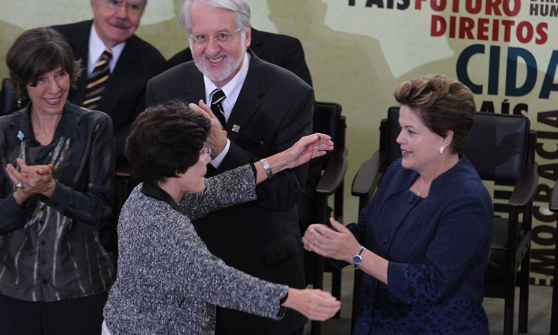 
A presidente Dilma Rousseff recebe um abraço da Rosa Maria Cardoso posse, no fundo Maria Rita Kehl, Paulo Sérgio Pinheiro, membros da comissão da verdade no palacio do Planalto
Foto: O Globo / Ailton de Freitas
