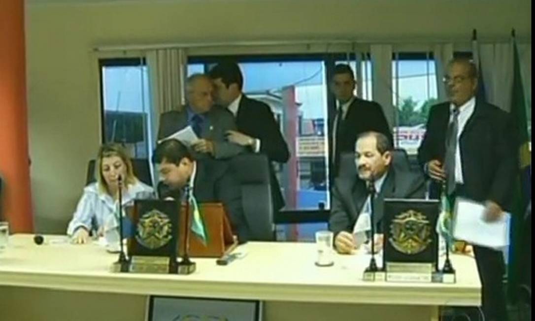 
A sessão da Câmara em que os vereadores de São Francisco do Itabapoana decidiram a cassação do prefeito Beto Azevedo
Foto: Reprodução TV Globo