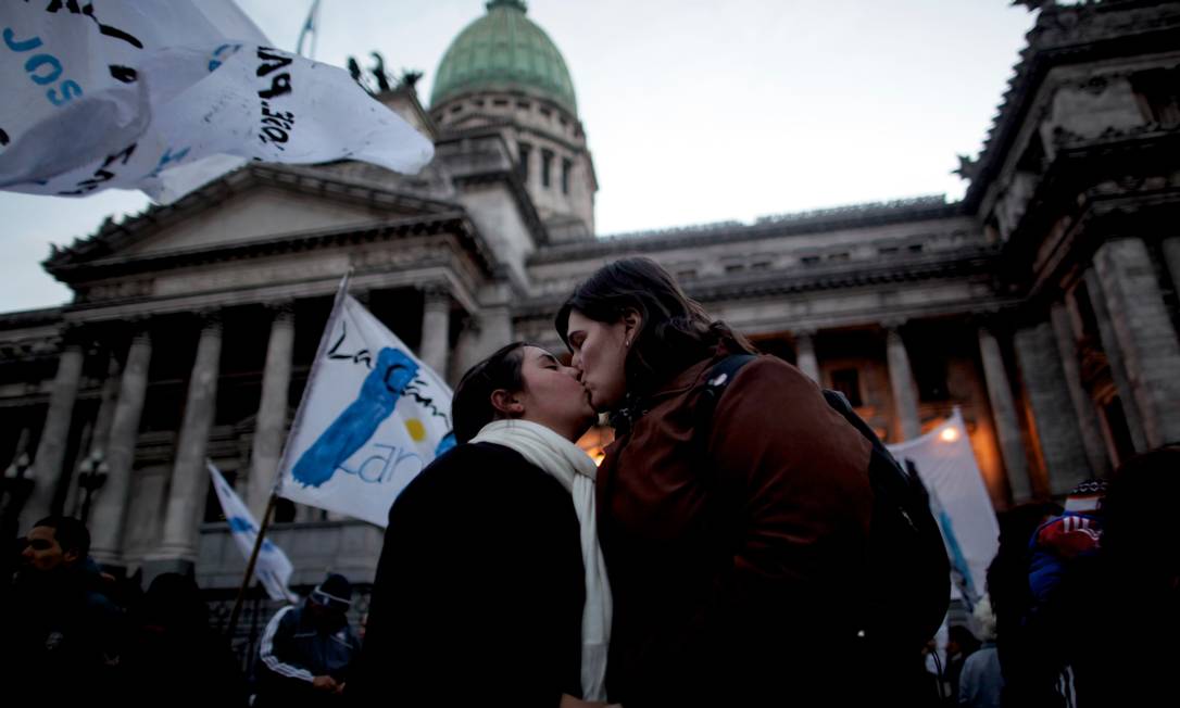 
Casal gay se beija em frente ao Congresso da Argentina, em apoio a lei que legalizou o casamento entre homossexuais em 2010
Foto: Natacha Pisarenko/AP