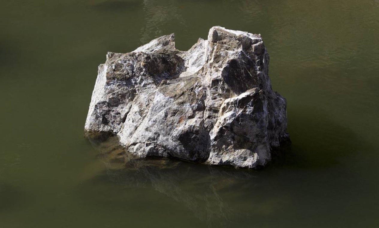 A pedra de amianto desponta no lago, nascido do lençol freático que veio à tona com a escavação, nas décadas de 1940 até 1960, em Bom Jesus da Serra, na Bahia Foto: Márcia Foletto