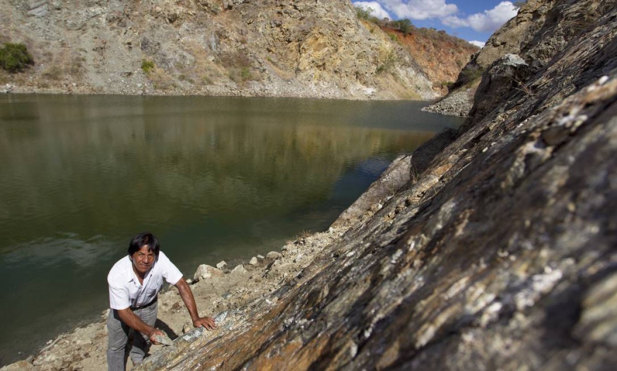 Esmeraldo dos Santos Teixeira, que trabalhou na mina de amianto quando criança, no lago formado pela escavação, em Bom Jesus da Serra, onde mora Foto: Márcia Foletto