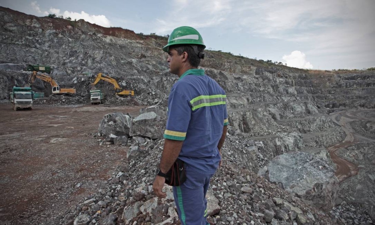 Operário nas escavações da mina de Canabrava, em Minaçu, Goiás Foto: André Coelho