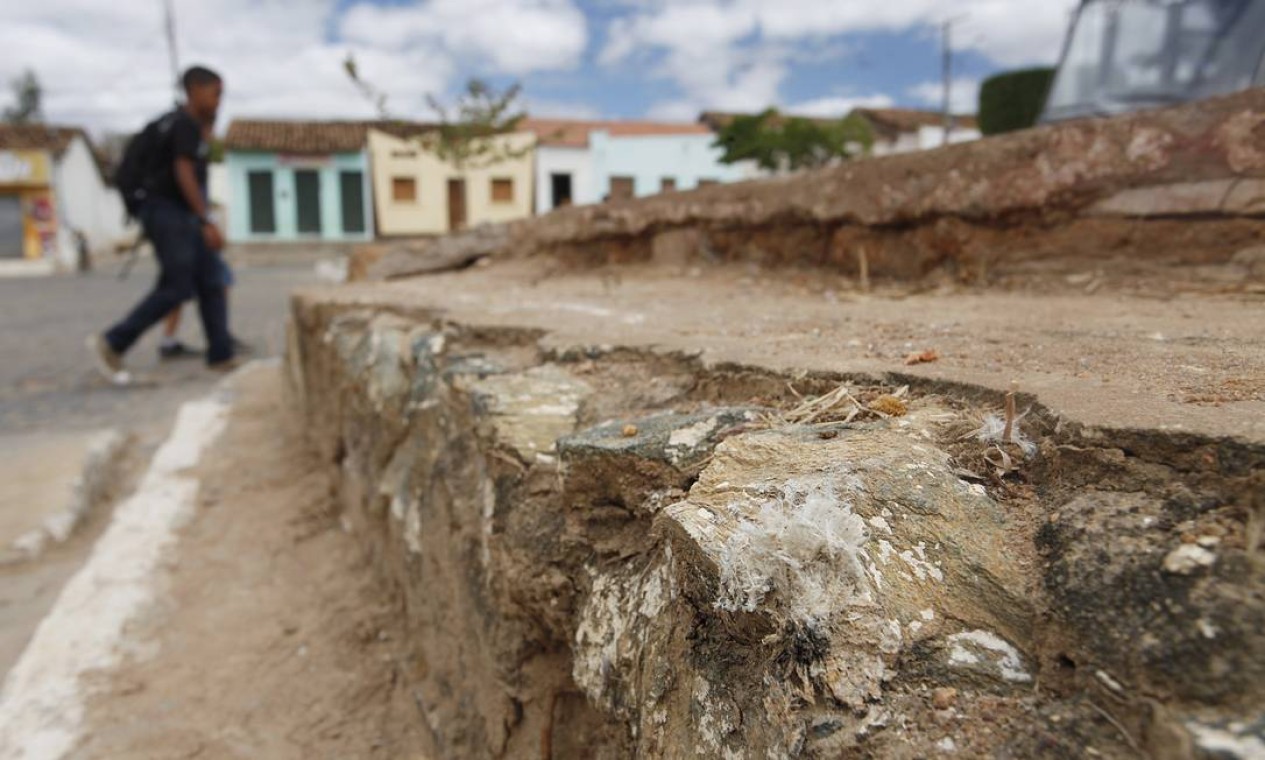 Os alicerces das casas em Bom Jesus da Serra, no semiárido baiano foram feitos com pedras de amianto Foto: Márcia Foletto