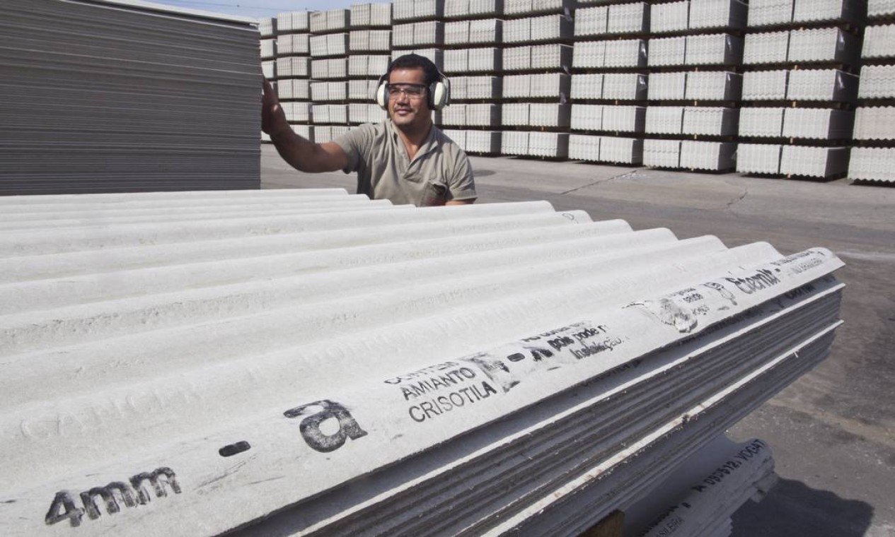 O operador de máquina José Carlos da Silva mostra as telhas que vêm com aviso que contém amianto e que pode prejudicar gravemente a saúde Foto: Márcia Foletto