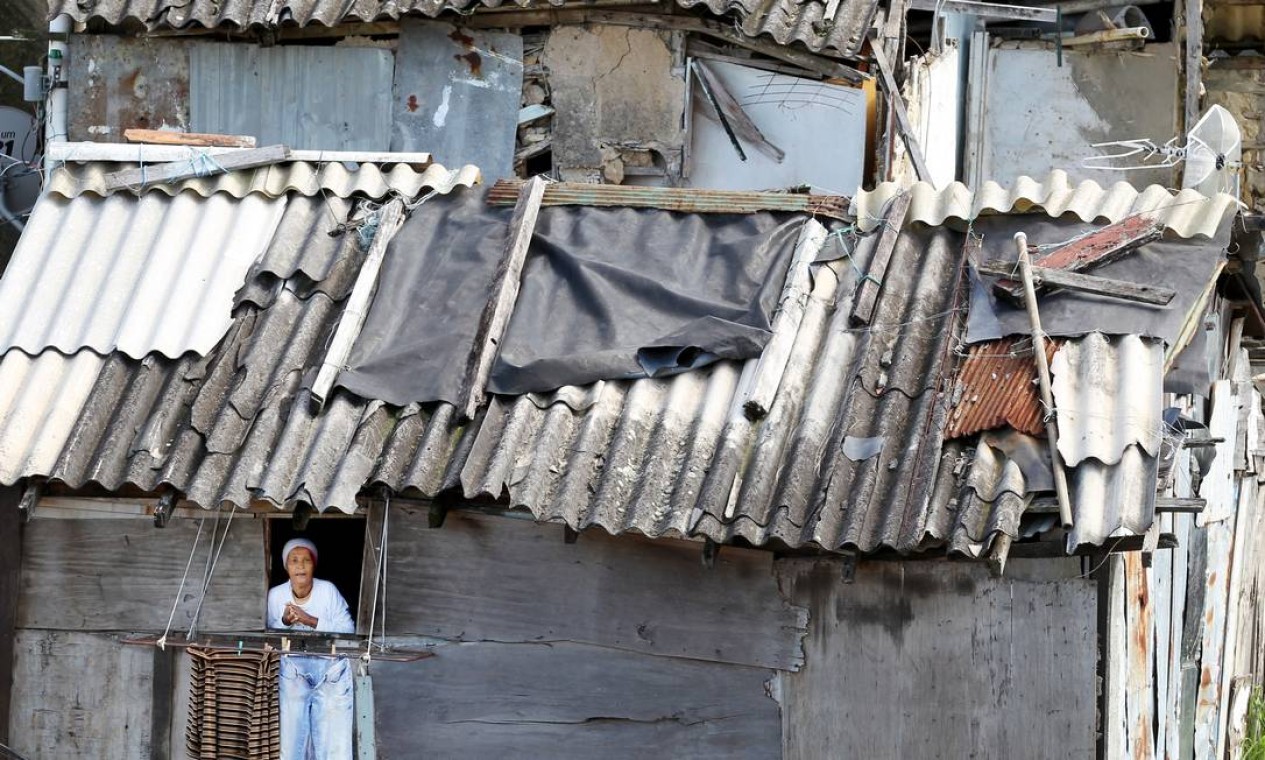 Casas com telhas de amianto, na comunidade de Dona Marta, em Botafogo Foto: Márcia Foletto