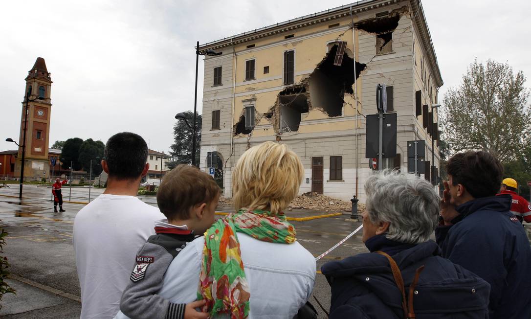 Pessoas olham prédio destruído na cidade de Santo Agostino Foto: AP