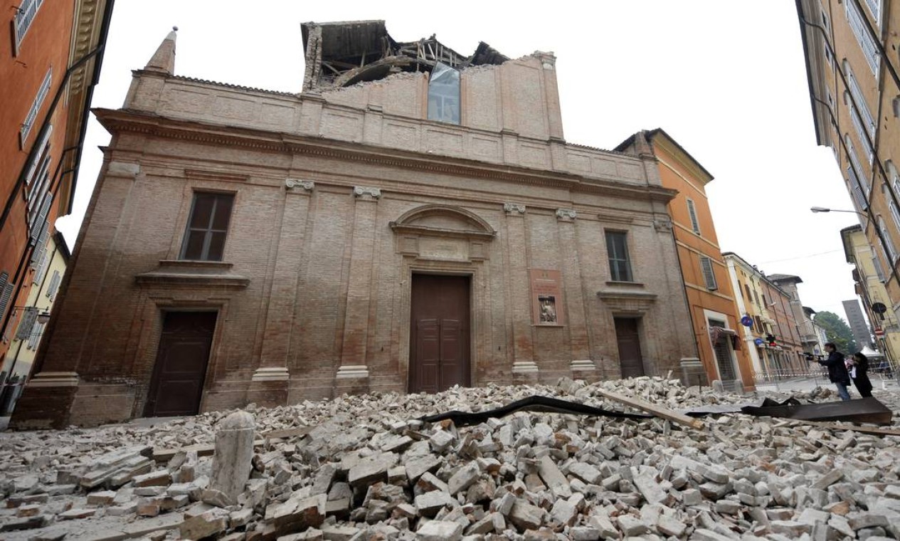Uma igreja foi bloqueada por destroços de prédios destruidos pelo terremoto Foto: Marco Vasini / AP
