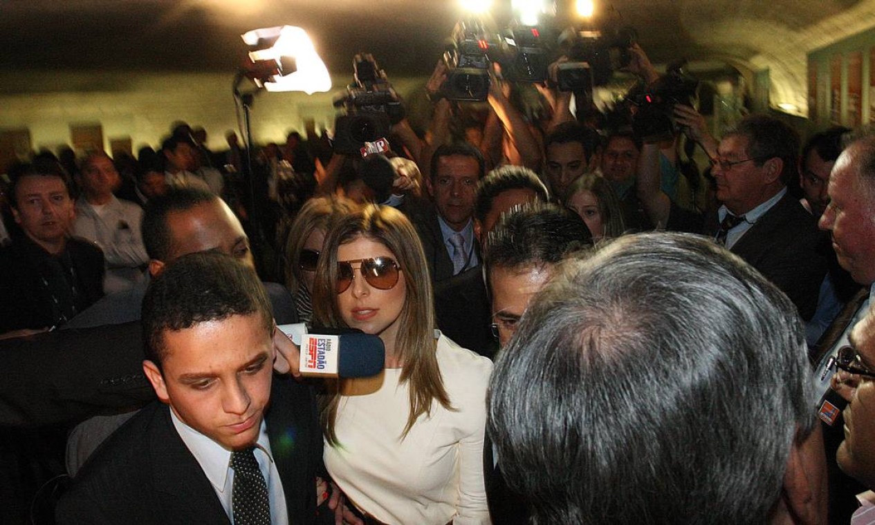 Ela foi cercada por jornalistas Foto: O Globo 22/05/12 / André Coelho