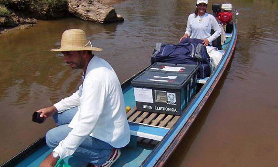 Locais remotos na Amazônia têm urna levada em canoas e apuração