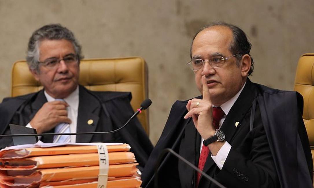 Os ministros Gilmar Mendes e Marco Aurélio Mello no julgamento da ação na qual o PT questiona a validade da lei que obriga a apresentação de dois documentos para votar - André Coelho