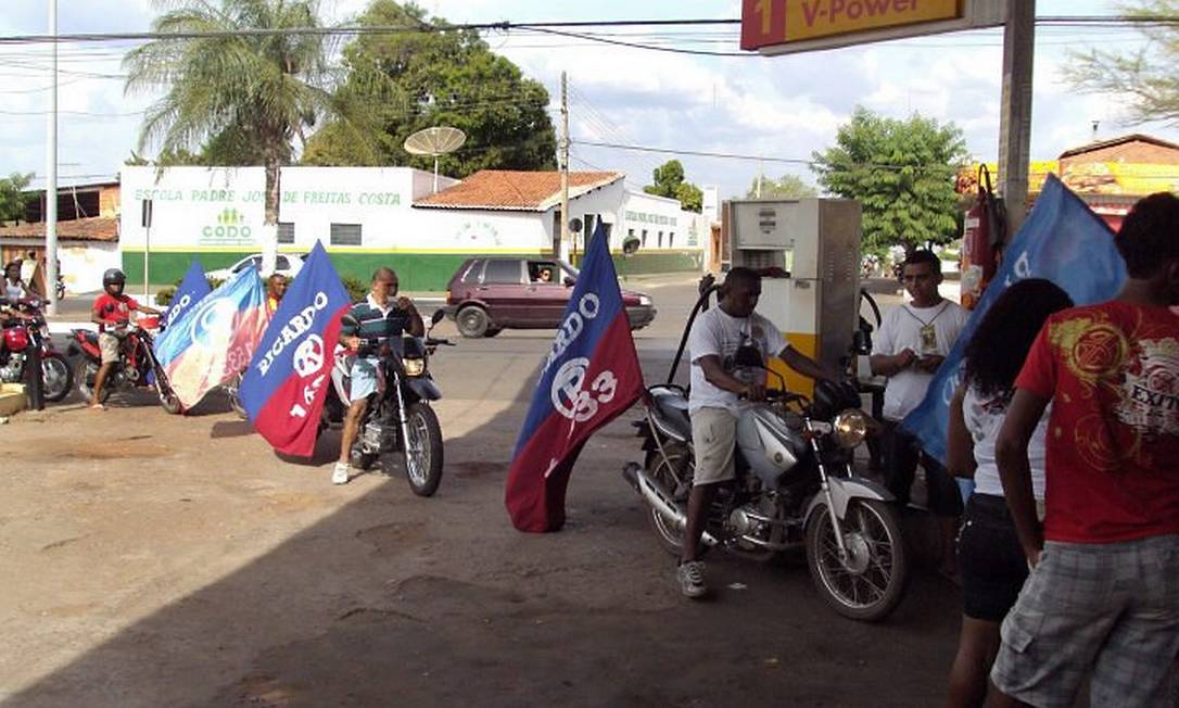 No Maranhão, motoqueiros com bandeira de campanha do deputado estadual Ricardo (Murad), cunhado de Roseana e um dos coordenadores de campanha, abastecem no posto Jeanne. Foto Evandro Éboli