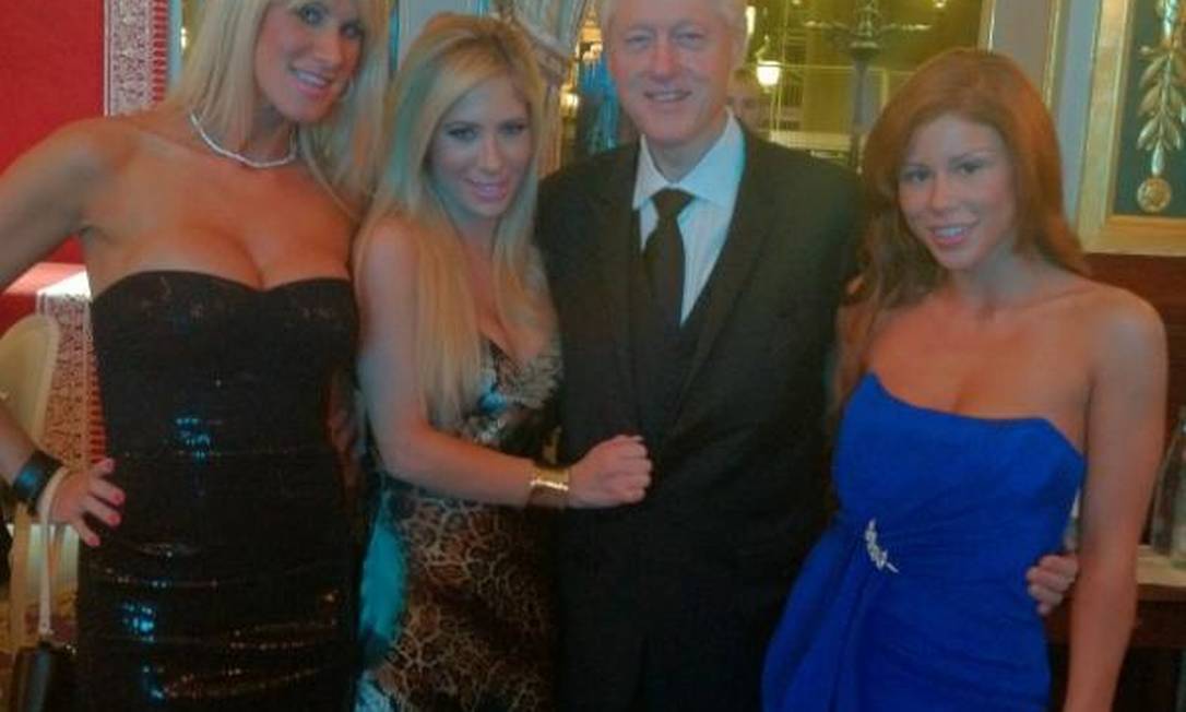 Bill Clinton é Fotografado Ao Lado De Atrizes Pornô Jornal O Globo