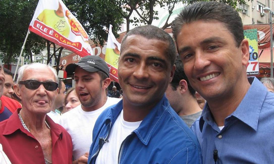 Romário e Bebeto fazem campanha na Uruguaiana, no Centro do Rio - Foto de Juliana Castro