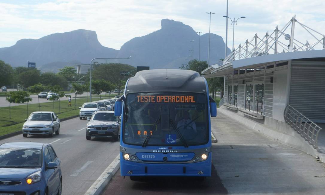 
Frota de ônibus do BRT Transoeste faz testes com empresários do setor de transportes na Avenida das Américas
Foto: Guilherme Leporace / O Globo