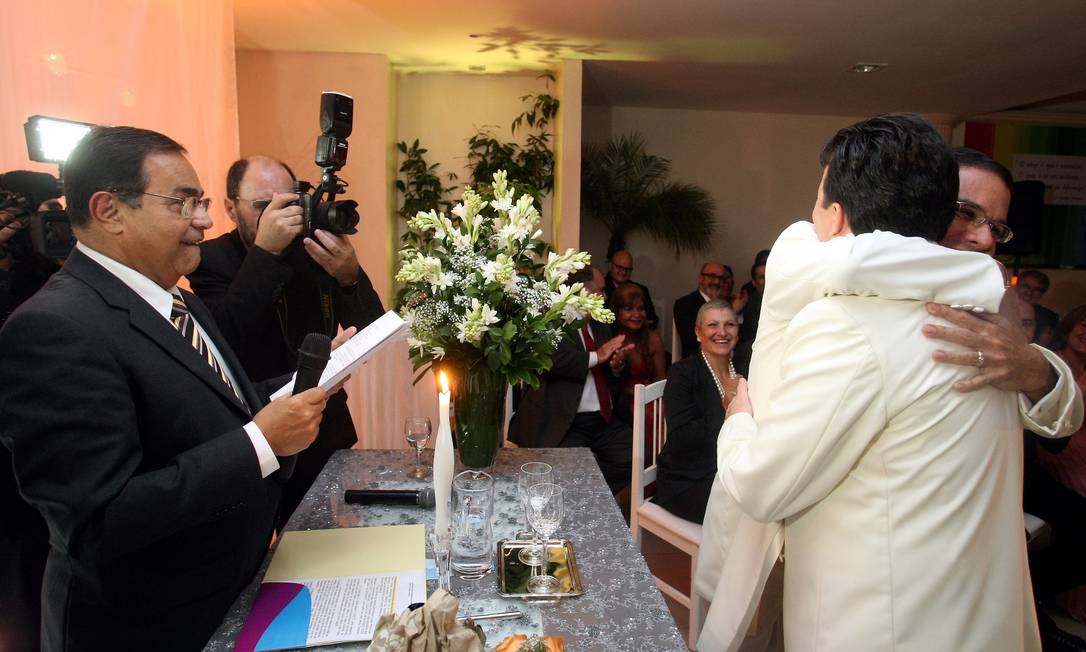 
O JUIZ SIRO Darlan celebra a união estável entre um casal gay: Pedro Ivo e Hélio Ricardo vão, agora,oficializar o casamento na Serra
