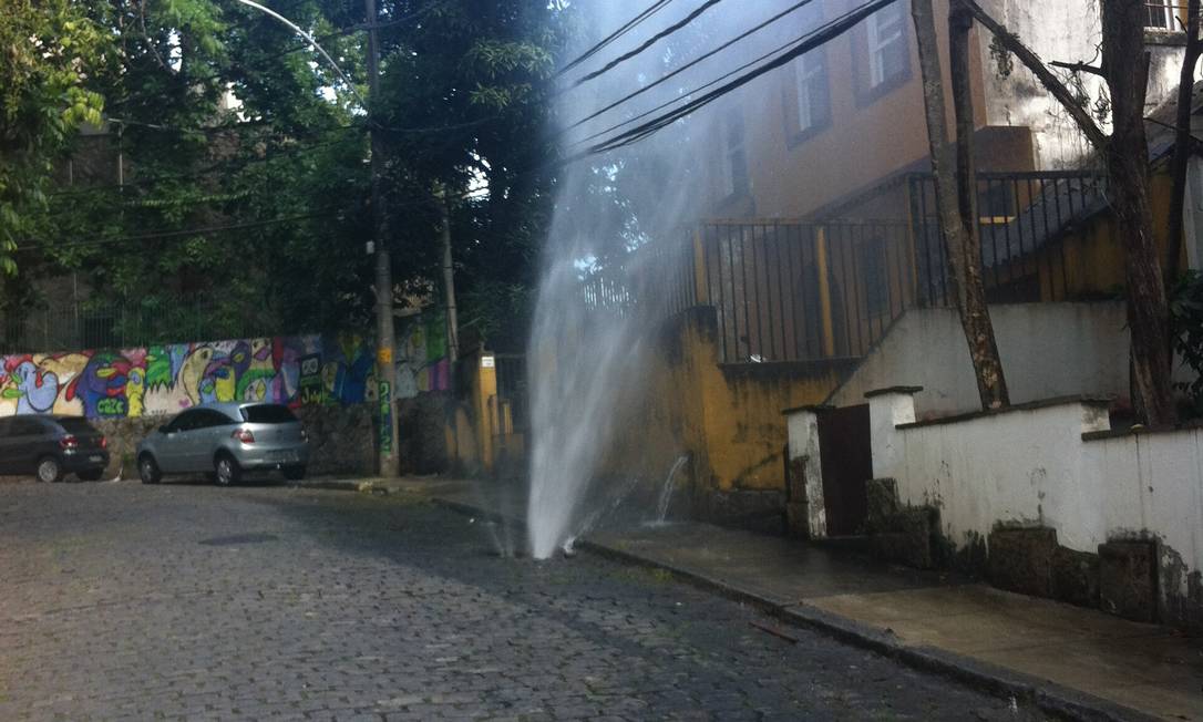
Vazamento fez água jorrar em rua da Lagoa, na Zona Sul do Rio
Foto: Foto do leitor Henrique Machado / Eu-Repórter