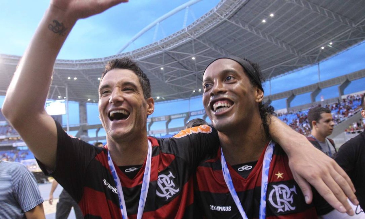 Na festa do título da Taça GB, Ronaldinho comemorou abraçado a Thiago Neves Foto: Alexandre Cassiano