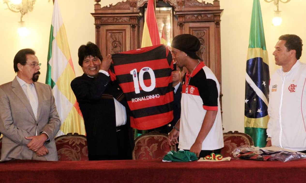 No começo do ano, Ronaldinho foi homenageado pelo presidente da Bolívia, Evo Morales Foto: Cezar Loureiro