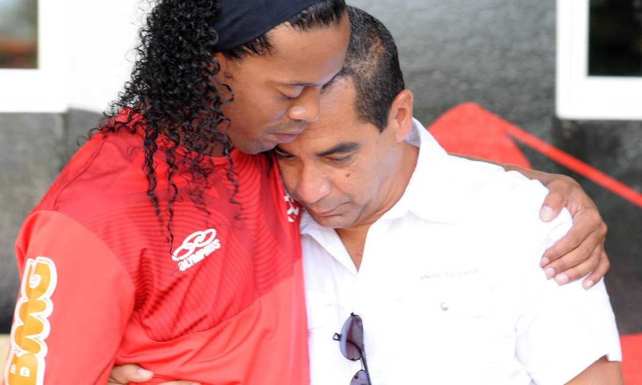 Um abraço em Zinho na apresentação do novo diretor de futebol rubro-negro Foto: Divulgação Fla Imagem