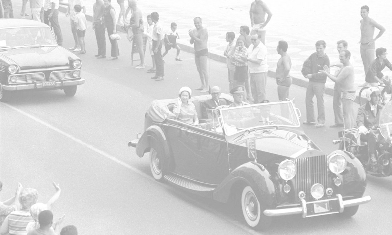 A Rainha Elizabeth II visitou o Brasil em 1968, acompanhada pelo príncipe Philip. Durante a visita, ela desfilou em carro aberto pela Avenida Atlântida, no Rio de Janeiro. A viagem incluiu Recife, Salvador, Brasília, São Paulo e Rio de Janeiro. Foto: Arquivo/9-11-1968