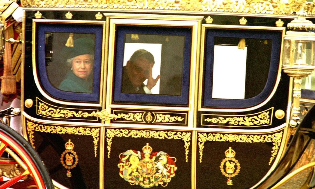 O então presidente Fernando Henrique Cardoso anda na carruagem da rainha durante a visita oficial a Londres: agora, presidentes da era democrática. Foto: AP/2-12-1997