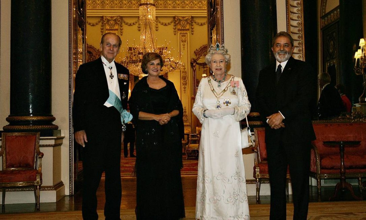Lula, então presidente, e dona Marisa são recebidos pela rainha Elizabeth e pelo príncipe Philip, durante o banquete de Estado, no Palácio de Buckingham. No pescoço da rainha, o colar de águas-marinhas presenteado pelo governo na época de sua coroação, em 1953. Foto: Divulgação/7-3-2006