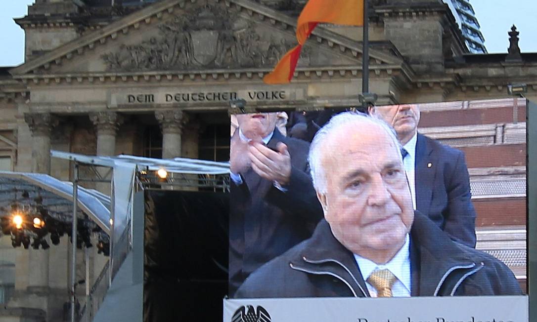 
Comemorações da reunificação, com a imagem de Helmut Kohl
Foto: Reuters