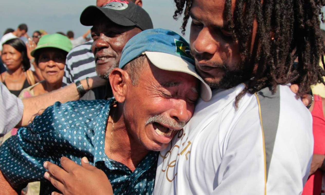 Catador chora abraçado ao líder Tião Santos Foto: Pedro Kirilos / O Globo
