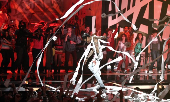Wiz Khalifa se apresenta no MTV Movie Awards Foto: AP