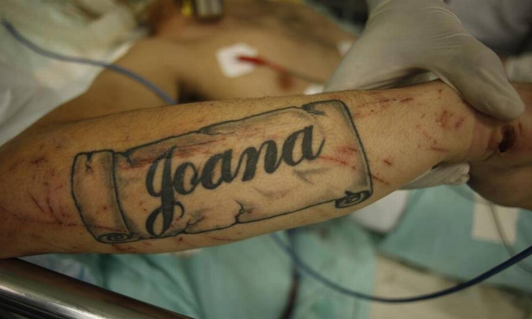 
O braço do rapaz, com o nome “Joana” tatuado
Foto: Reprodução/Internet