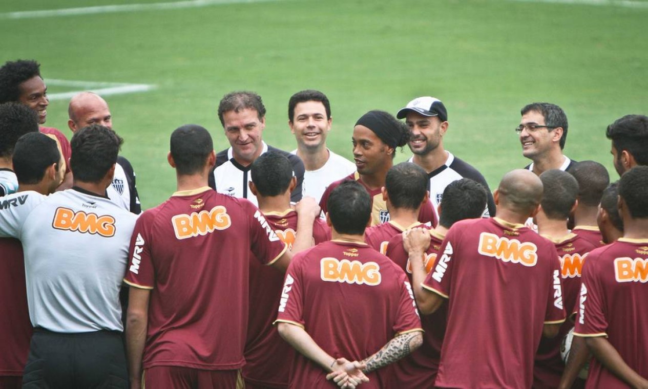 O jogador foi apresentado pelo técnico Cuca ao restante do elenco Foto: Divulgação Atlético-MG