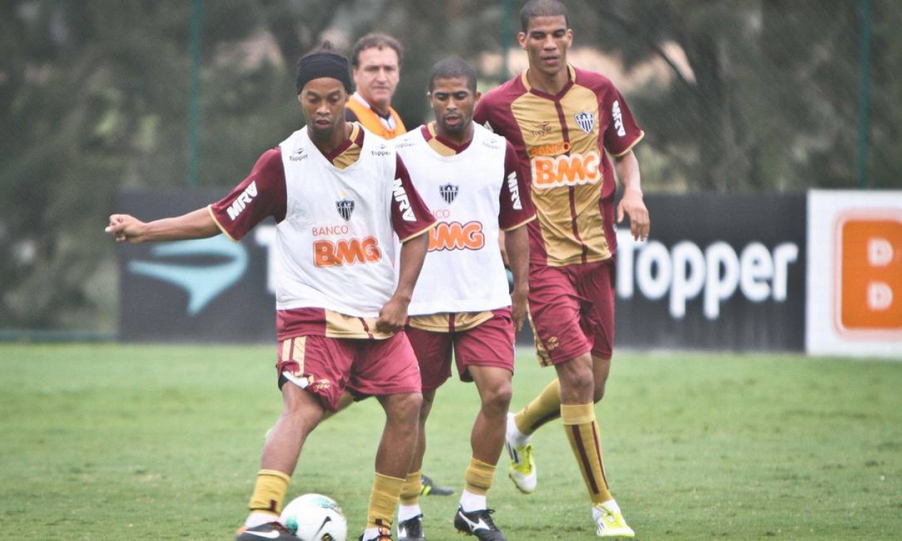 No primeiro treino Ronaldinho já deu seu tradicional passe olhando para outro lado... Foto: Divulgação Atlético-MG