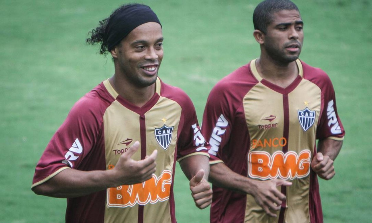 Dupla ex-rubro-negra no Galo: Ronaldinho e Júnior César Foto: Divulgação Atlético-MG
