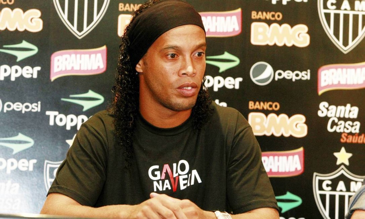 Ronaldinho exibia um semblante carregado durante a sua apresentação Foto: Fabiano Rocha/Extra