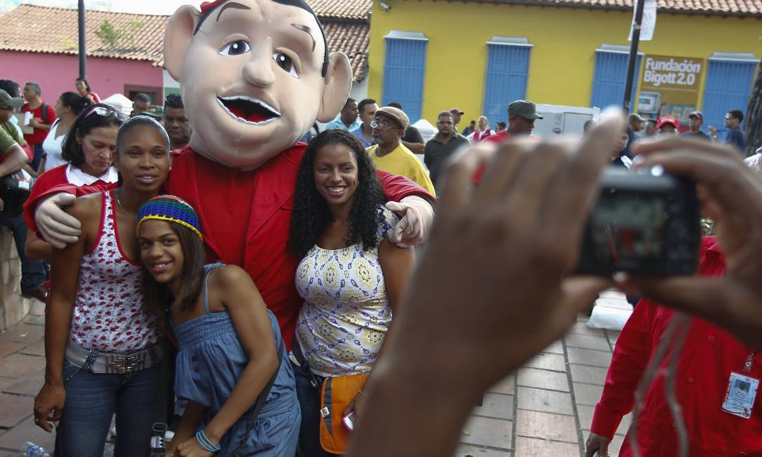 
Boneco de Hugo Chávez em tamanho real durante comício eleitoral em uma favela de Caracas, que aconteceu sem a presença do presidente
Foto: Jorge Silva/Reuters