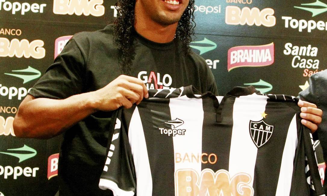 
Ronaldinho no dia da apresentação ao Atlético-MG: sorriso contido
Foto: Fabiano Rocha / Agência O Globo