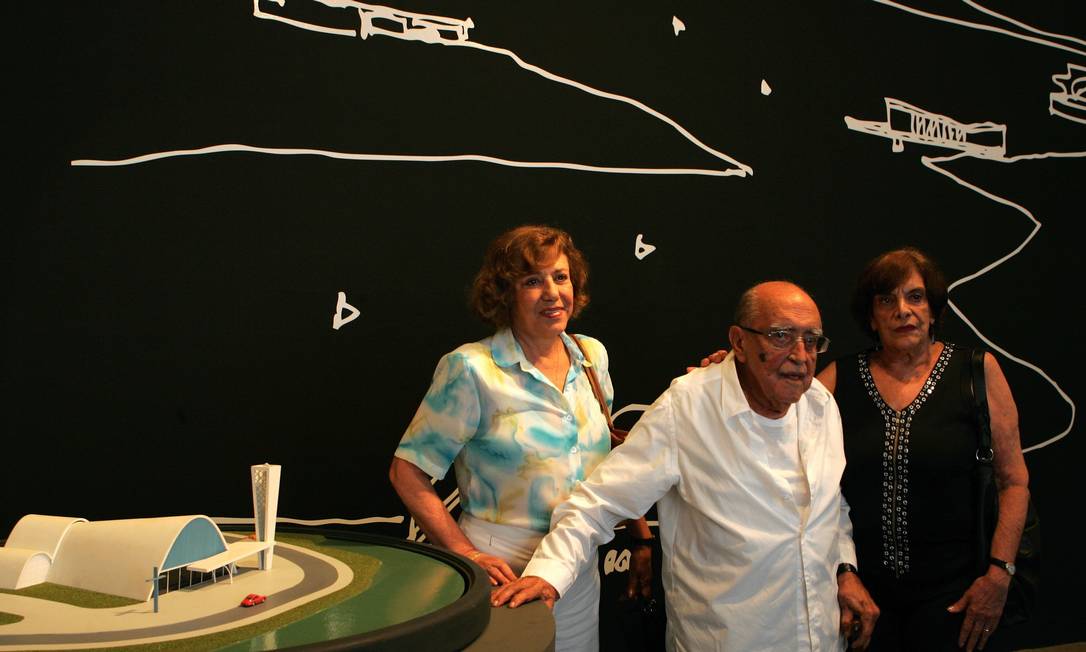 Anna Maria Niemeyer ao lado do pai, Oscar Niemeyer, em foto de 2007 Foto: Marco Antônio Teixeira