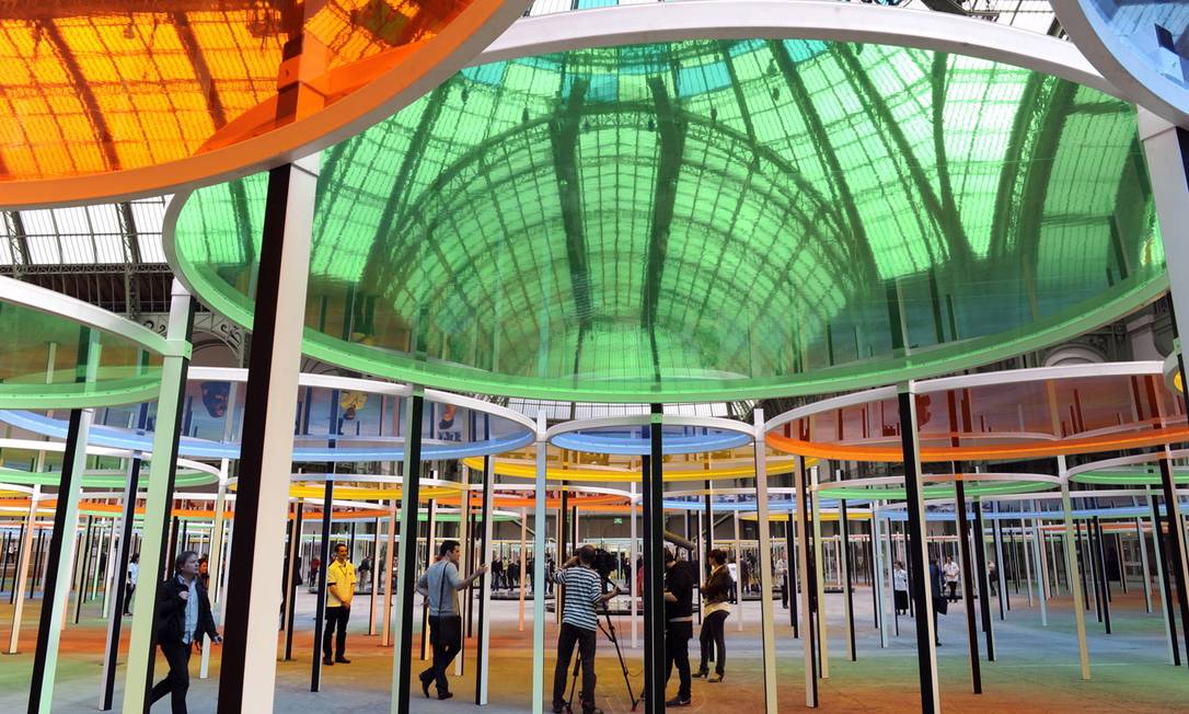 
O teto falso multicolorido projetado pelo artista Daniel Bruen enche o Grand Palais, de Paris, de cor na atual edição da exposição “Monumenta”.
Foto: Divulgação