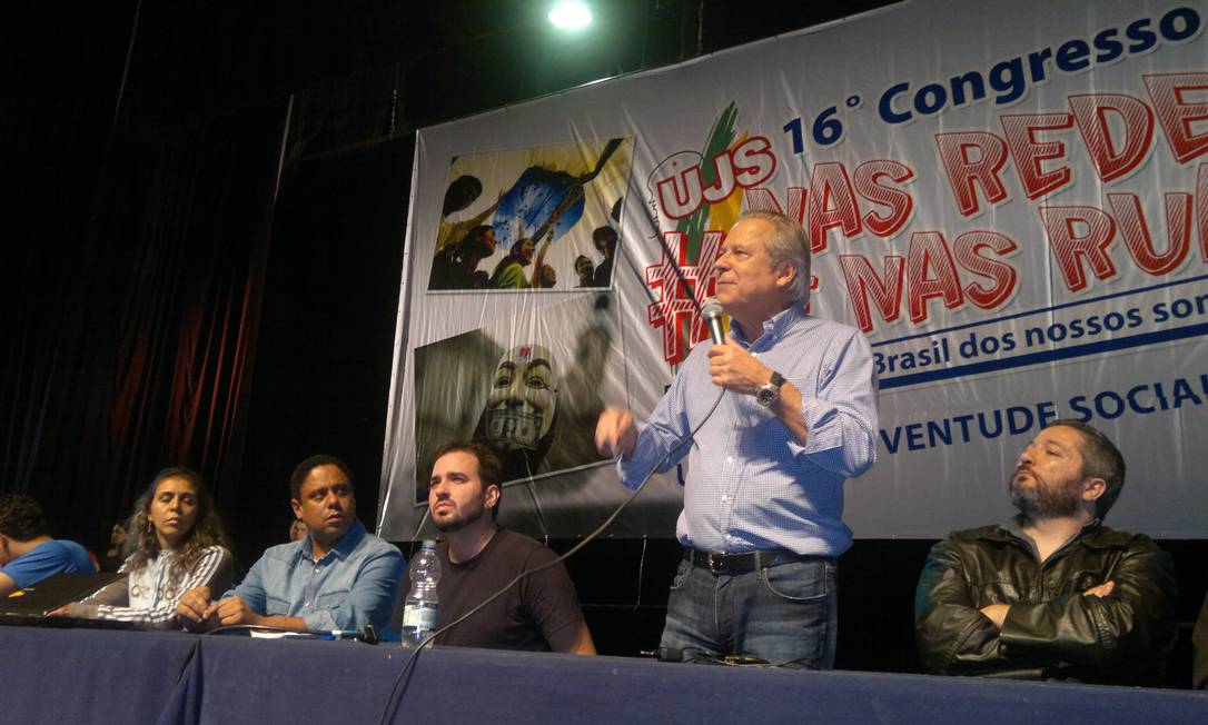 
José Dirceu no congresso da UJS: “não permitam julgamento político”
Foto: O Globo / Cássio Bruno