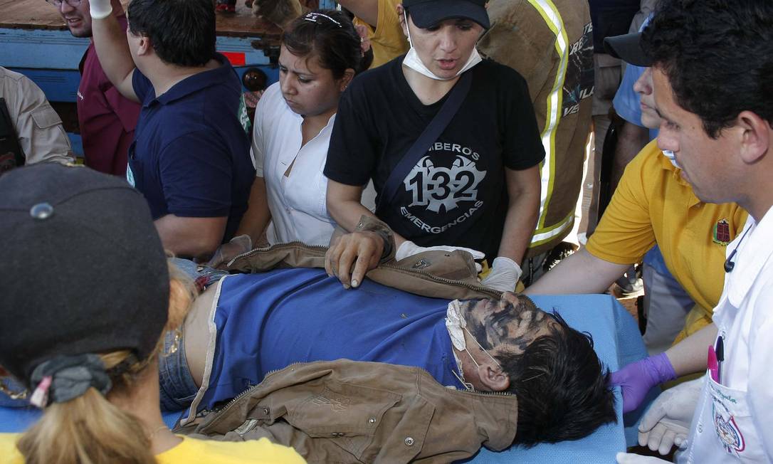 
Agricultor ferido durante confronto por lutas de terras em Curuguaty, no Paraguai

