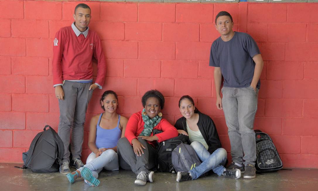 
Ana Clara (no centro, sentada) e outros alunos da José Lins do Rego
Foto: Eliária Andrade