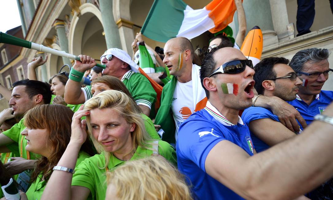 
Em Poznan, torcedores irlandeses e italianos a caminho do estádio
Foto: Fabrice Coffrini / AFP