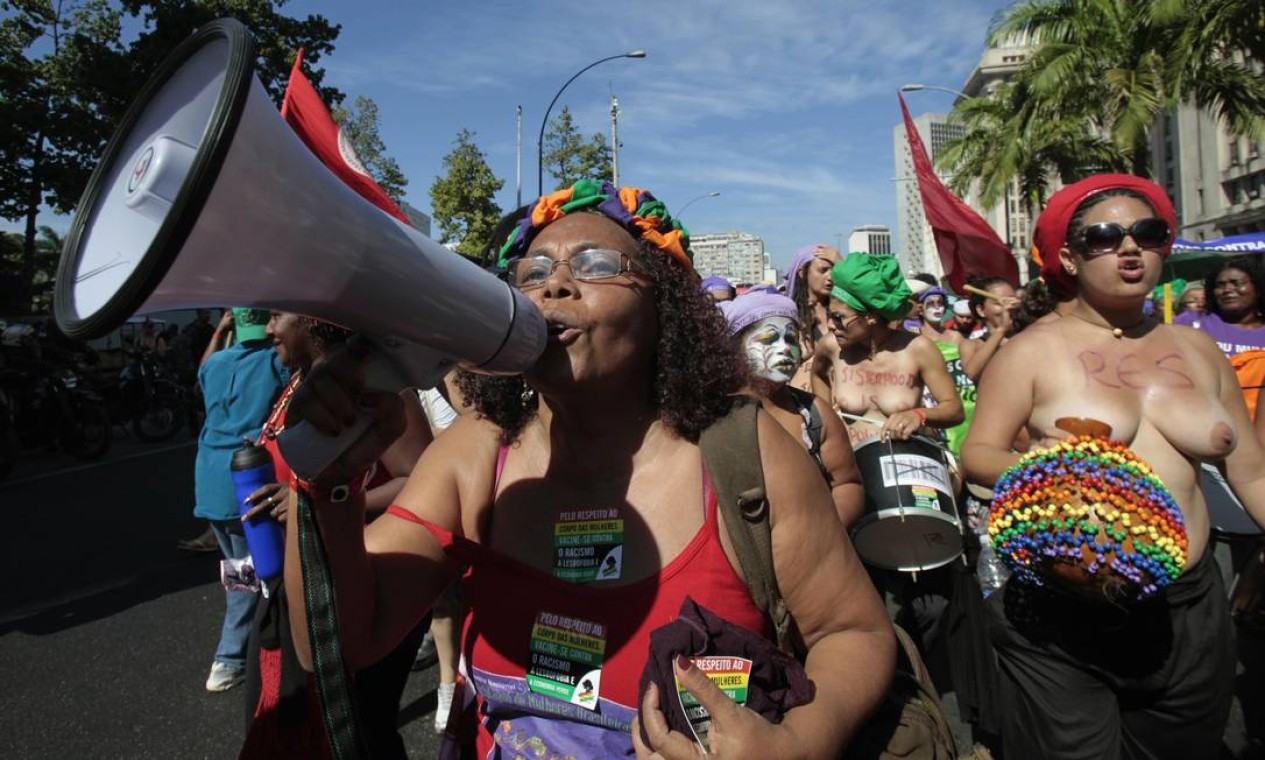 Com o megafone, manifestante grita frases como “Meu corpo é meu” Foto: Sergio Moraes / Reuters