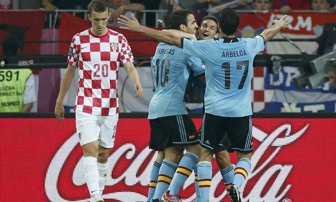 Arbeloa e Fábregas (10) abraçam Jesus Navas, o autor do gol espanhol sobre a Croácia Foto: Reuters