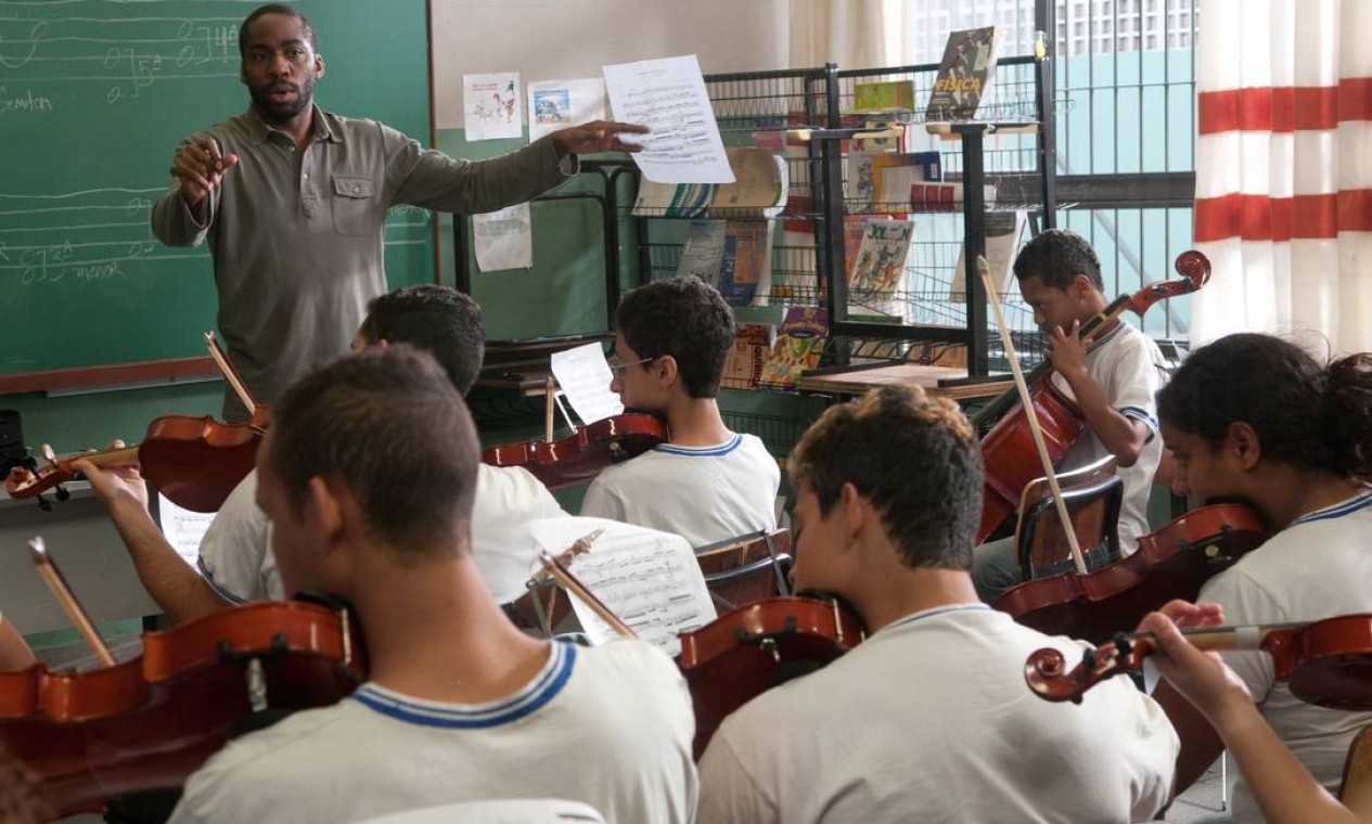 Em 'Acorda Brasil', Lázaro Ramos leciona música para jovens de uma comunidade Foto: Divulgação